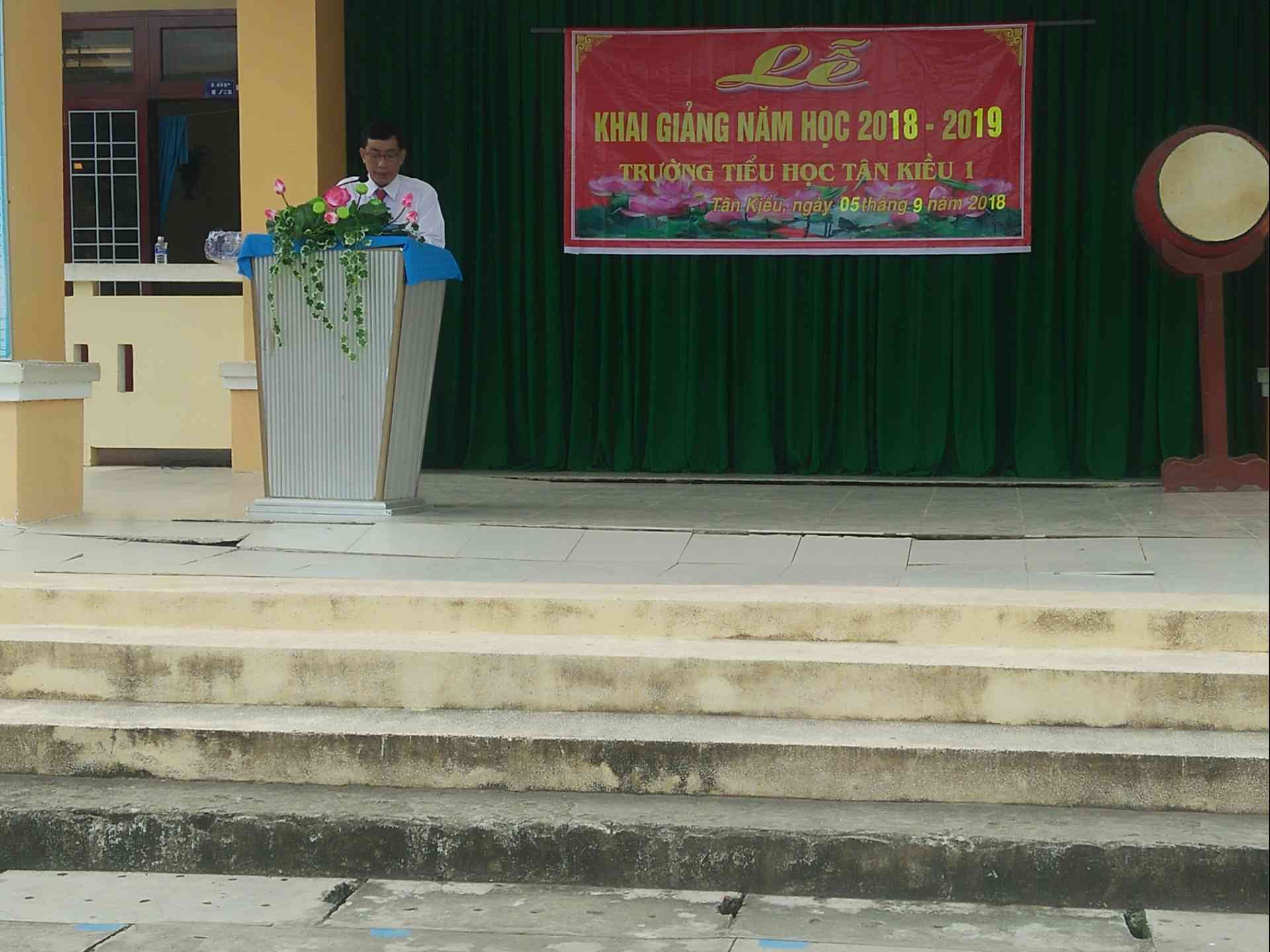 Ông Dương Văn Hà hiệu trưởng phát biểu trong buổi lễ khai giảng