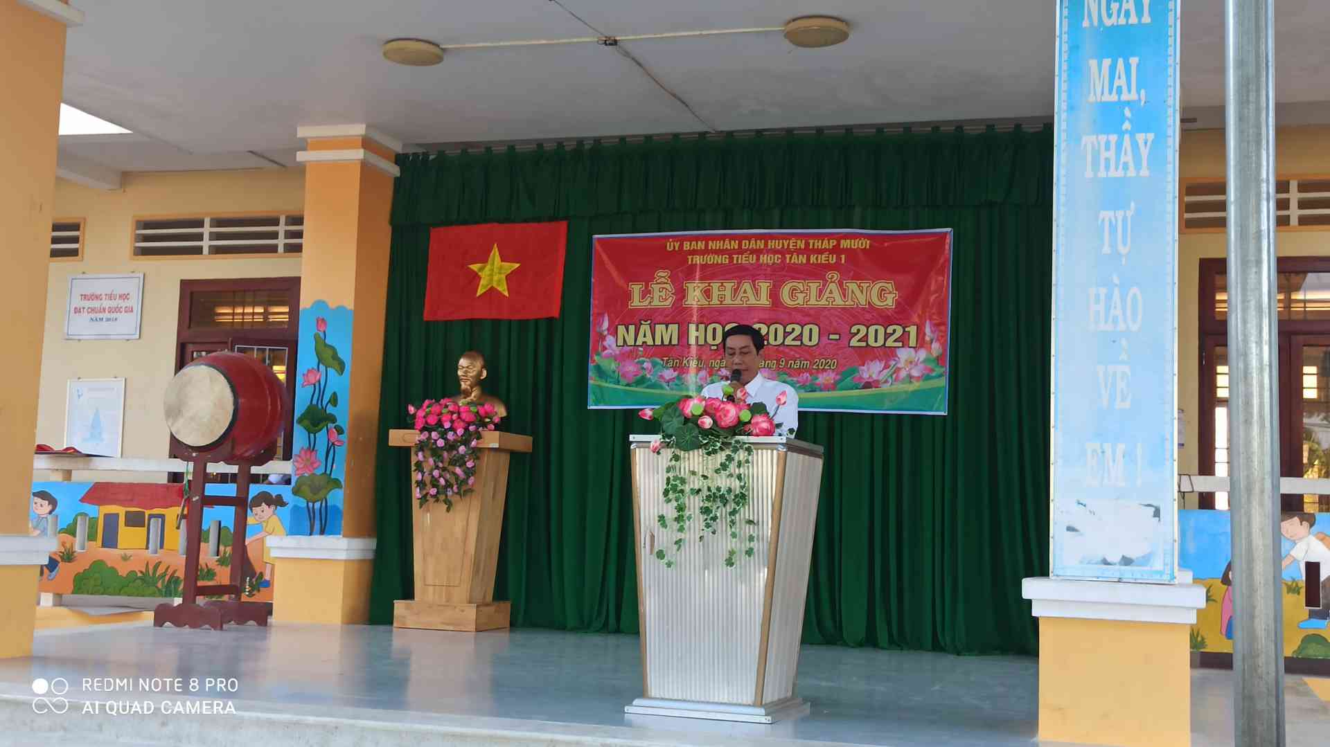 Thầy Dương Văn Hà hiệu trưởng nhà trường phát biểu khai mạc năm học mới